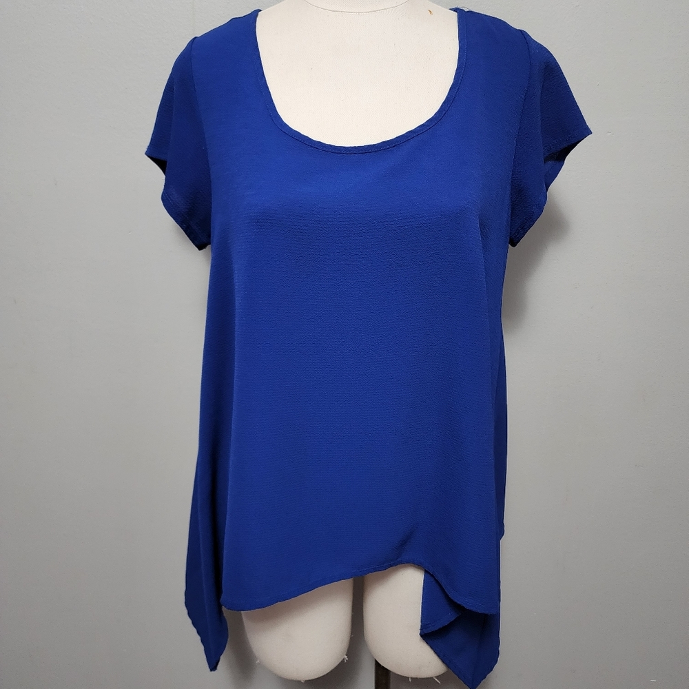 LC by Laura Cruz royal blue sharkbite crepe blouse size small